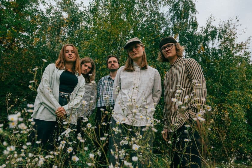 The five members of the Susi Lotter Quintett standing together in a meadow.