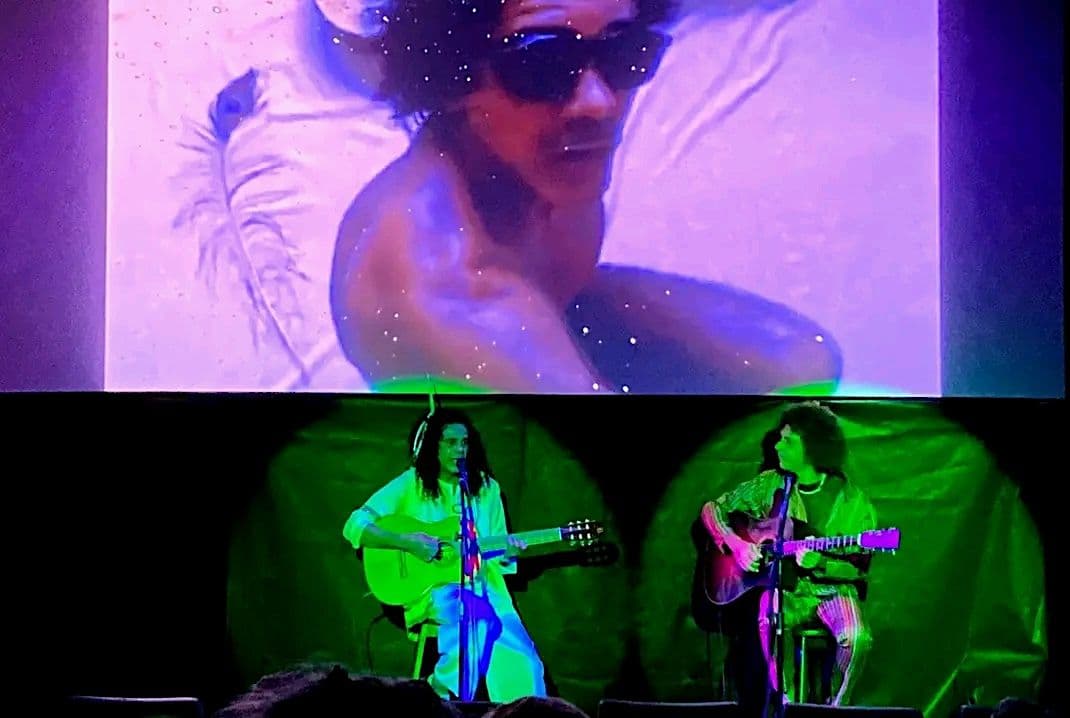 Two Brazilian musicians, Valmon and Júnior Cardoso, pictured together for their Canafistula concert.