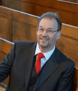 Portrait of organist Carsten Klomp.