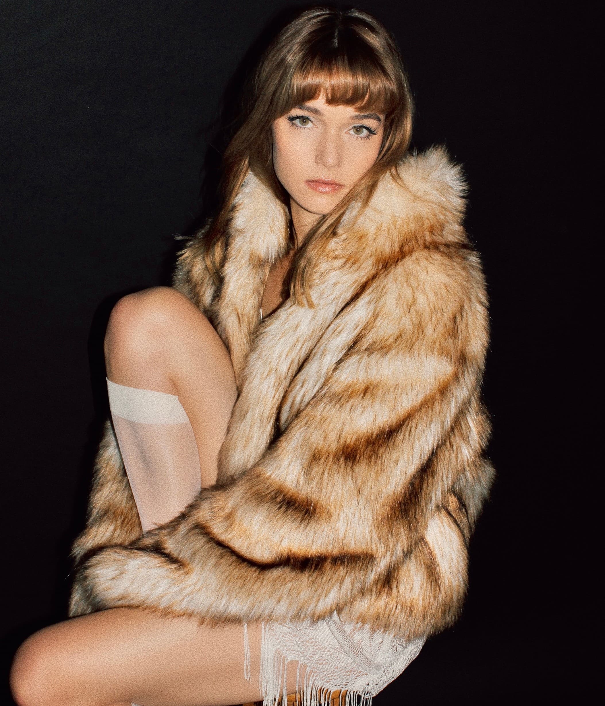 Singer Lotte photographed in a warm-toned portrait for her 2026 tour.