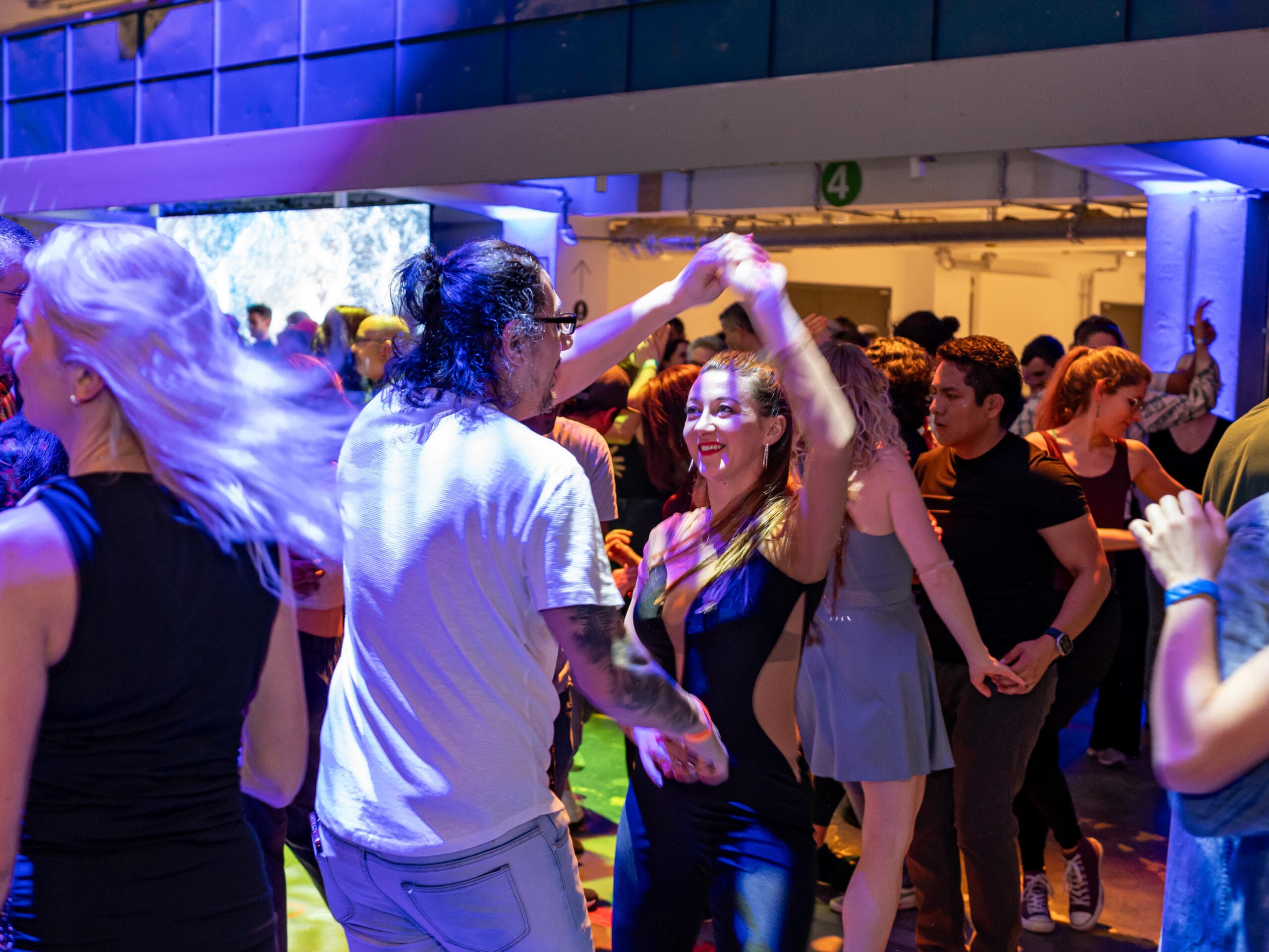 Salsa dancing at Gasteig HP8.