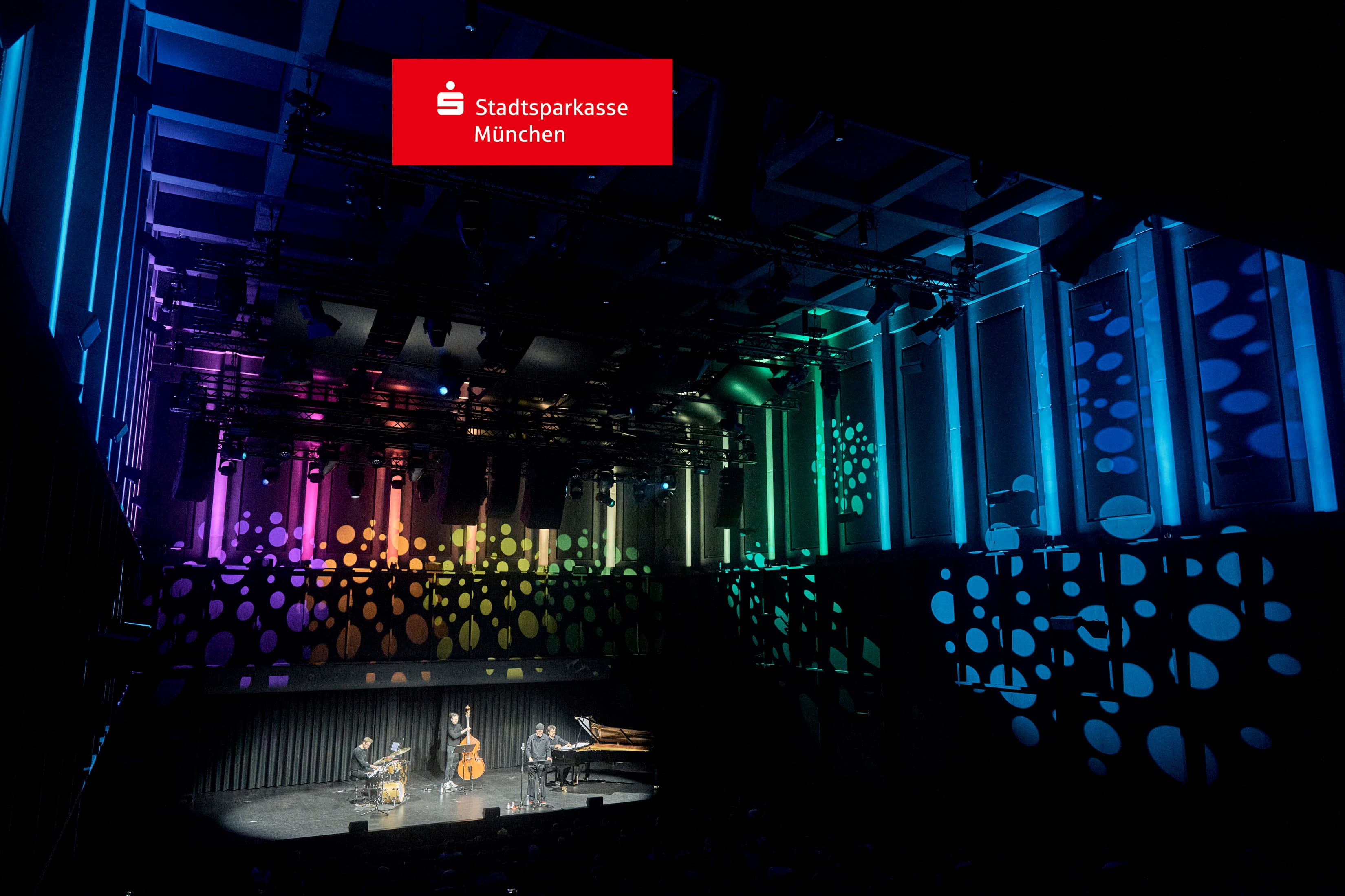 Musicians performing on stage in the Elektra Tonquartier concert hall at Bergson.