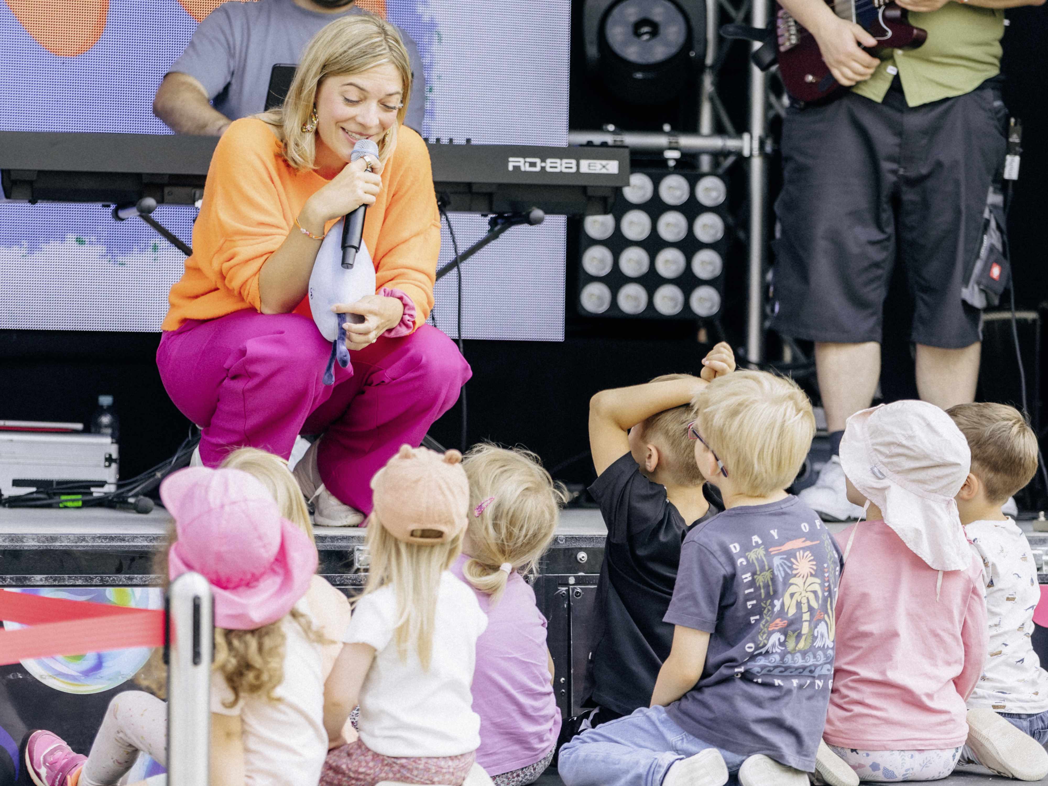 Promotional image for the children's singer Nina's Hallo Hallo Hallo tour