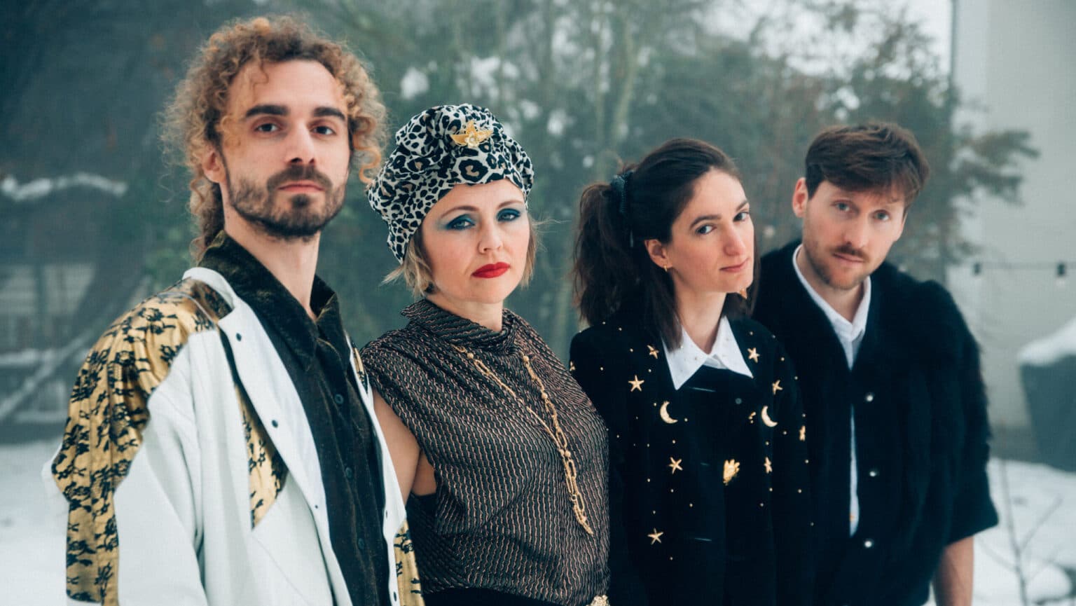 The band Die Nowak und die Leute aus der Raucherpause posing outdoors in the snow.