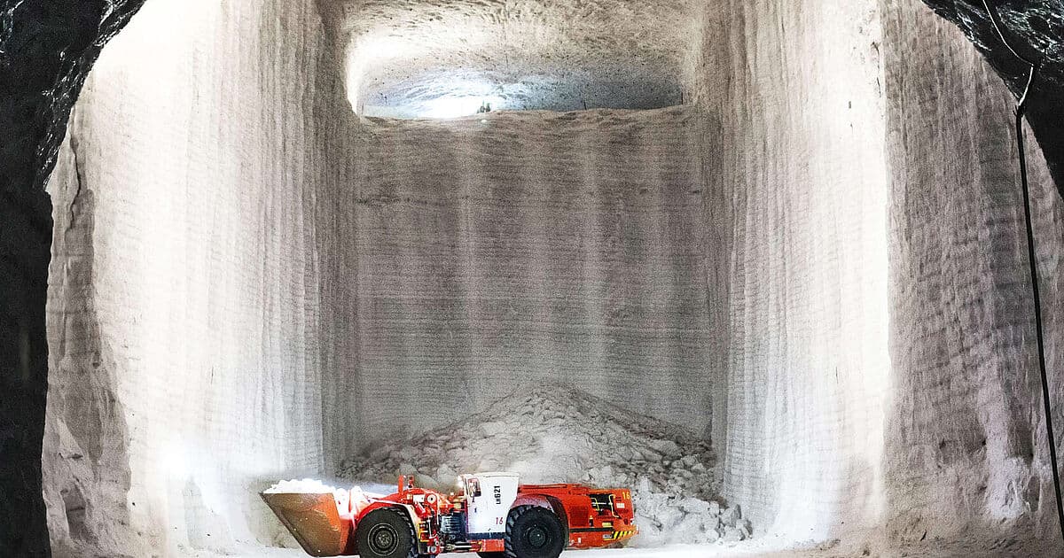 A mining cavern with an underground loader in the Bernburg mine.