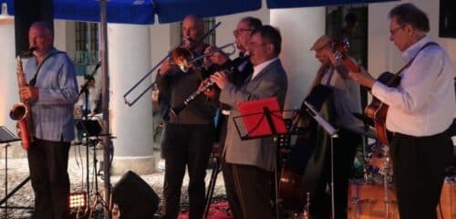 The Haberjazzband performing together.