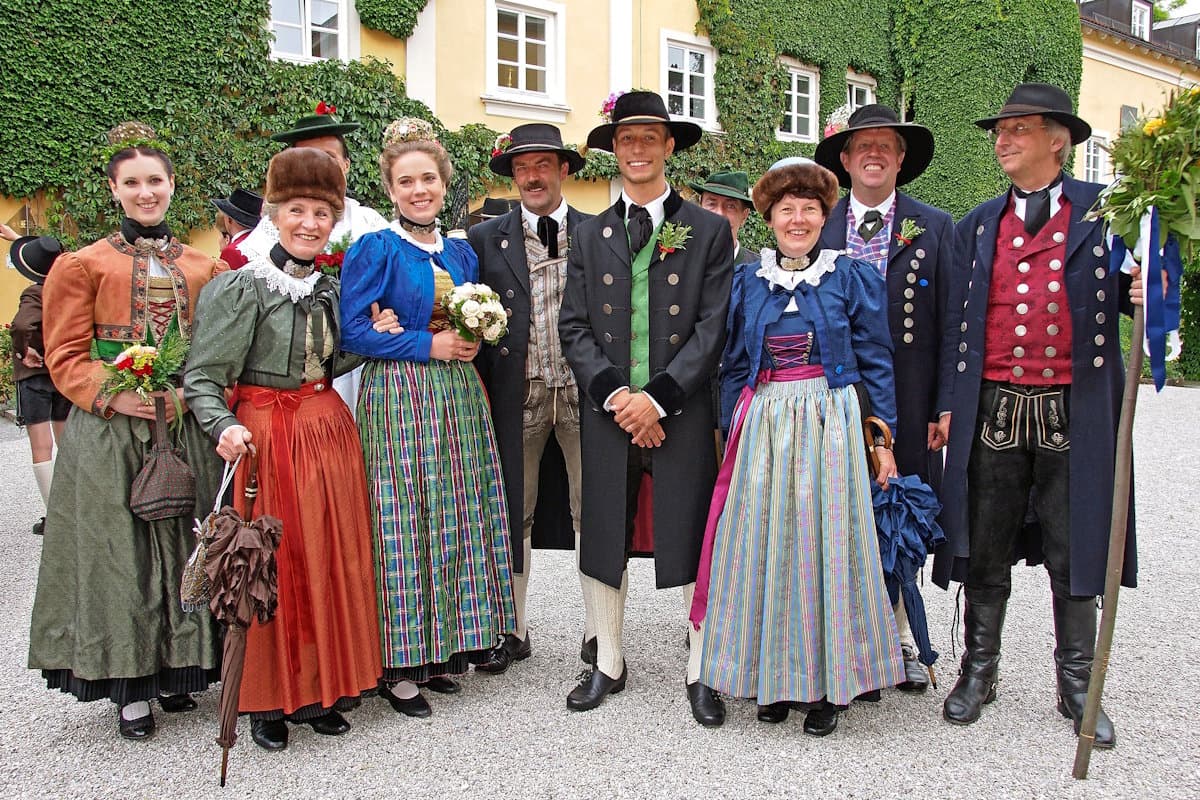 Participants in historical Tutzing costumes pose together during a previous Fischerhochzeit festival.