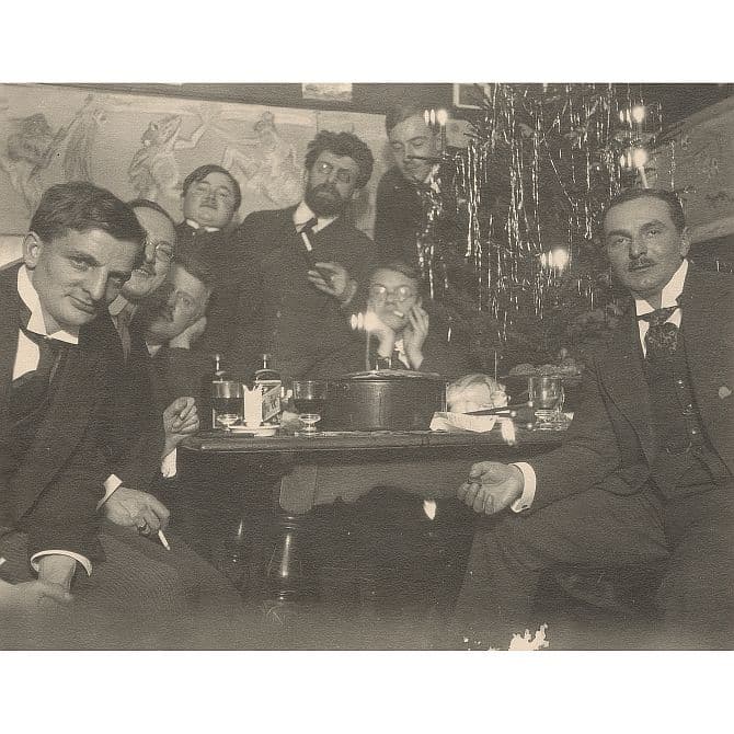 Historical group photograph of Max Halbe’s skittles club at Christmas on Türkenstraße.