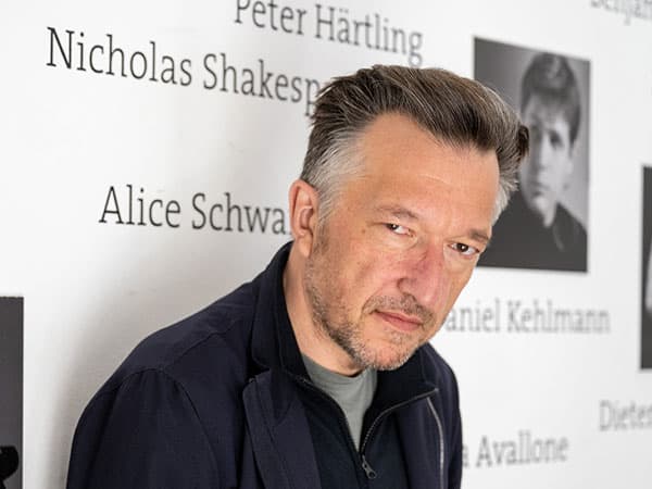 Portrait of Swiss author Lukas Bärfuss looking towards the camera.