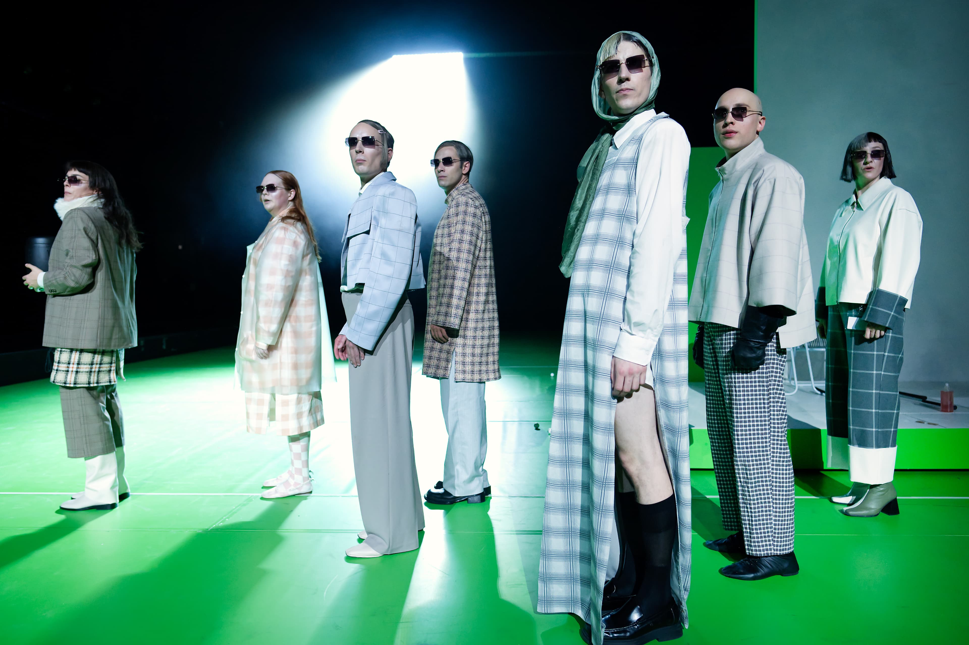 The ensemble of Die Nashörner on stage.