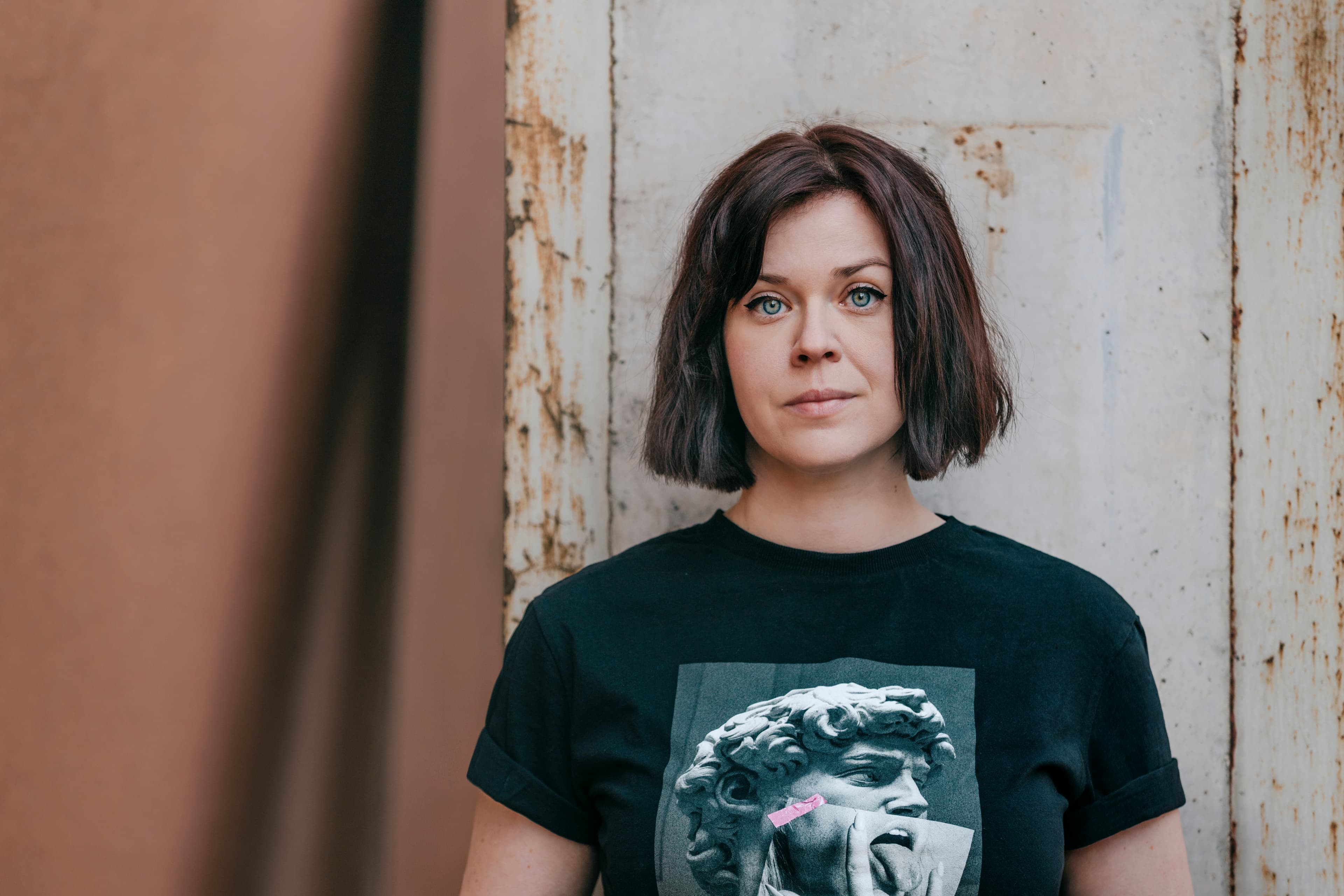 Portrait of author Mareike Fallwickl looking at the camera.