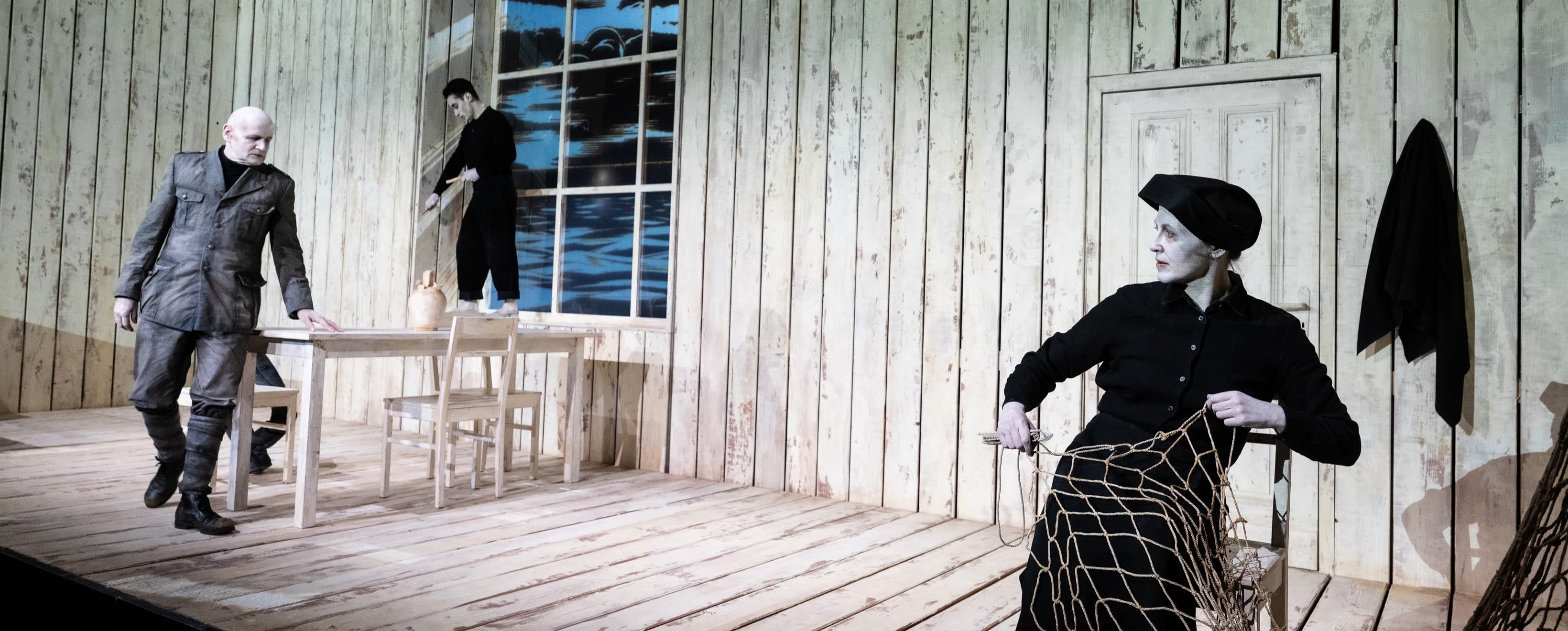 Scene photo from the Brecht double bill at the Marstall.