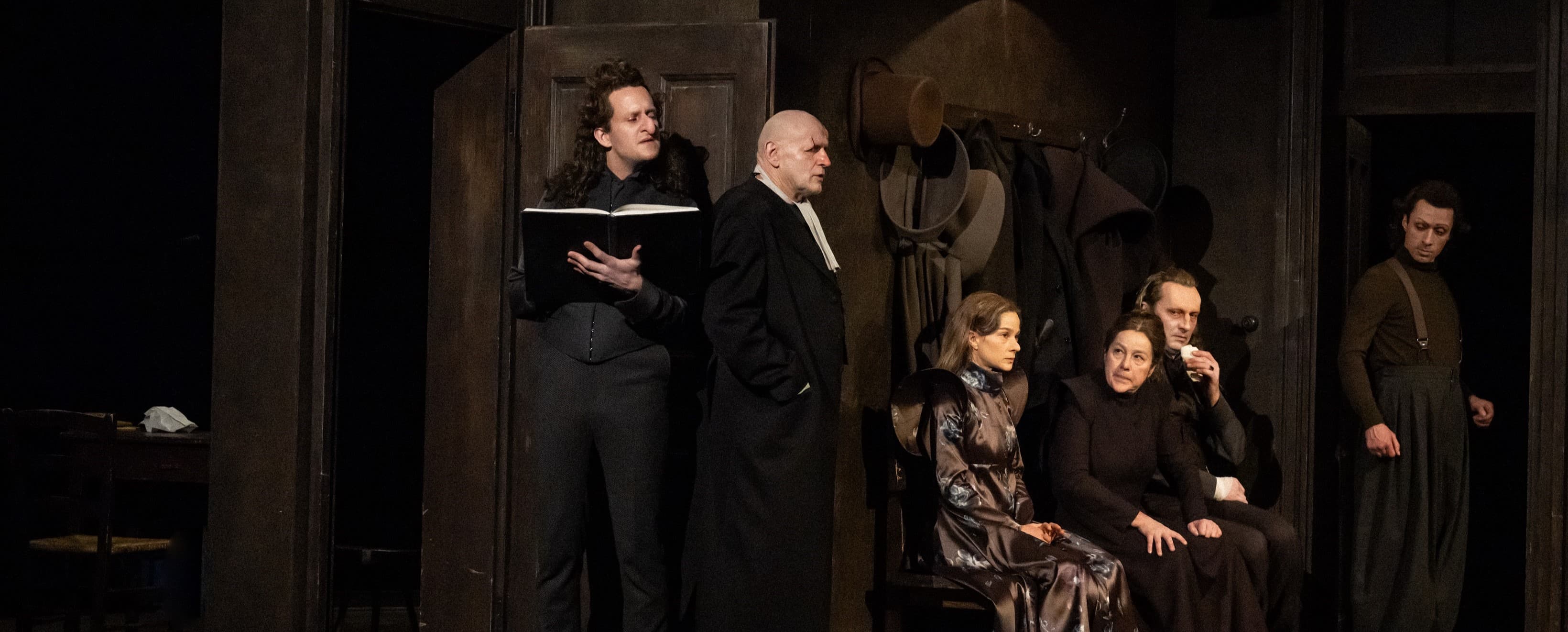Scene photo from Der zerbrochne Krug at the Residenztheater.